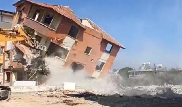 4 katlı bina iş makinesinin darbesiyle yerle bir oldu