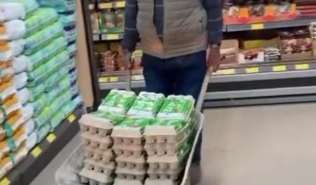 Markete el arabasıyla gitti