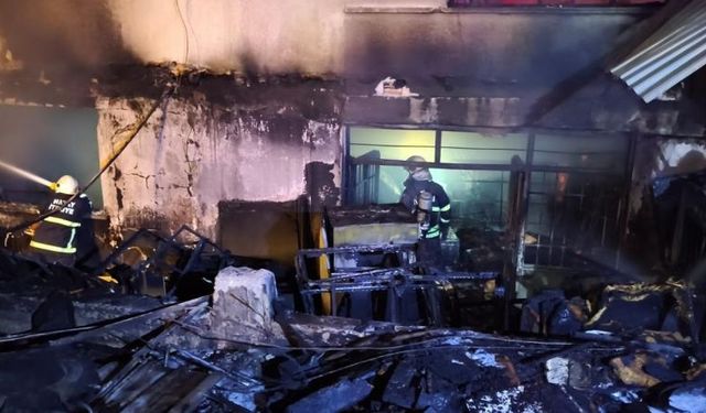 İskenderun'da döşemeci alevlere teslim oldu