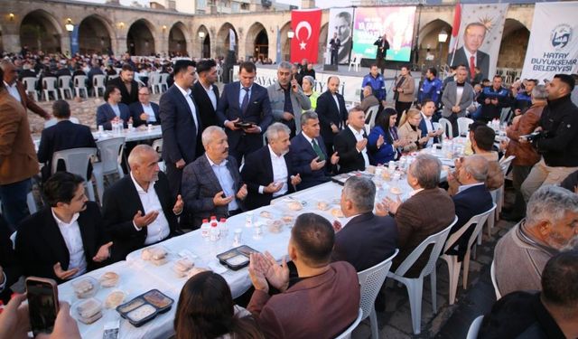 Yüzlerce kişi tarihi külliyedeki iftarda bir araya geldi