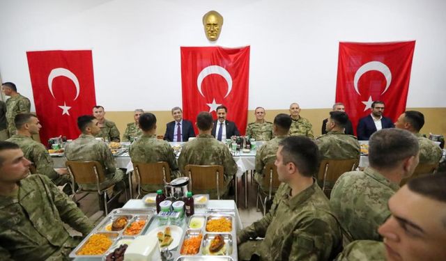 Vali Masatlı iftarını Mehmetçikle birlikte yaptı