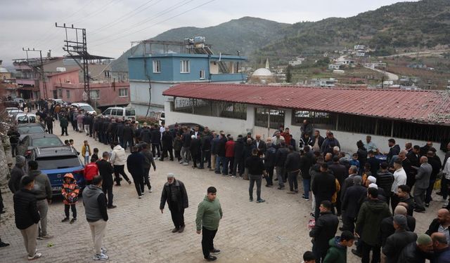 Geleneksel bayramlaşmada metrelerce kuyruk oluştu