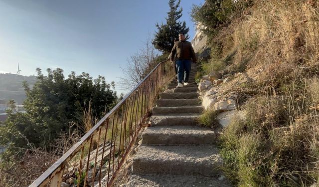 107 basamaklı merdivenden dinlene dinlene evlerine ulaşıyorlar