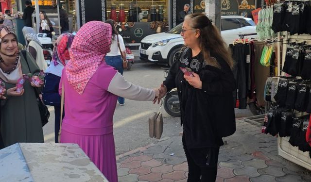 Saadet Kadın Kollarından  Çiçekli Kutlama