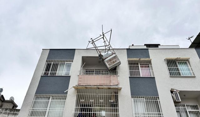 Şiddetli fırtına: Su deposu devrildi, konteynerleri uçurdu