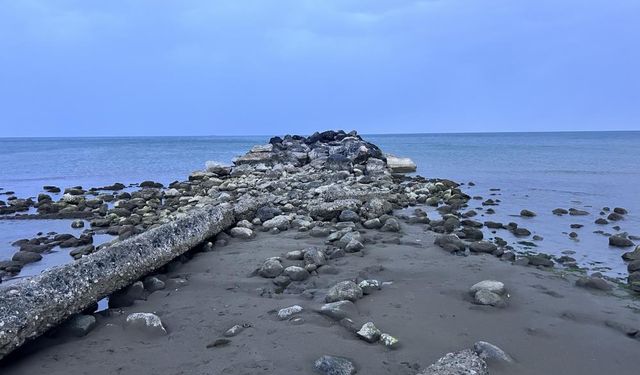 Fırtına nedeniyle deniz 20 metre çekildi