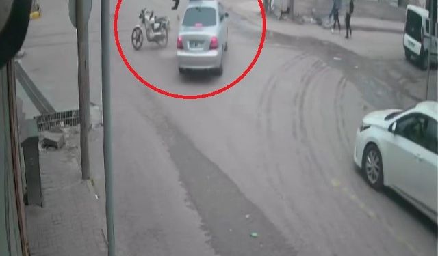 Otomobille çarpışan motosikletteki 2 kişi metrelerce havaya uçtu