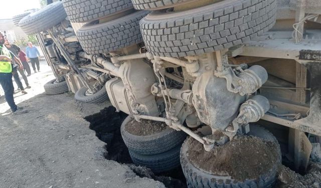 Yolun çökmesiyle kum yüklü kamyon devrildi