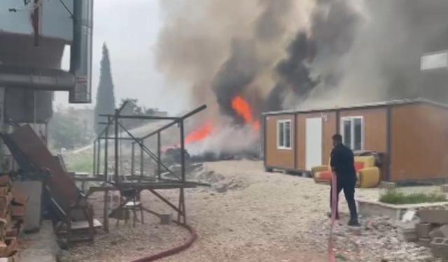Depremde evleri yıkılan ailelerin konteyner yuvaları alevlere teslim oldu