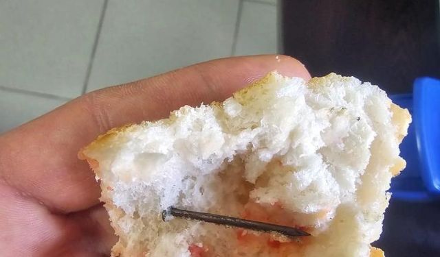Ekmeğin içinden çıkan çiviyi yutmak üzereyken fark etti