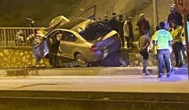 Otomobil bariyere saplandı