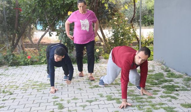 3 engelli evladına ömrünü adadı