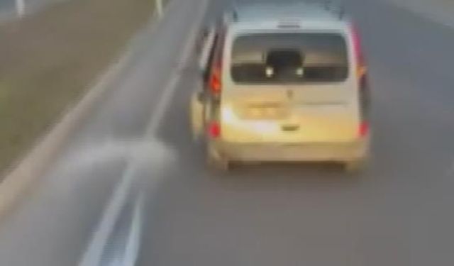 Tartıştığı sürücüye seyir halindeyken içecek fırlattı