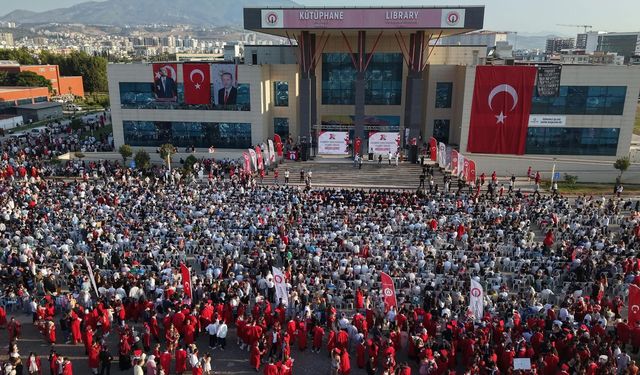 İSTE mezunlarını coşkulu bir törenle uğurladı