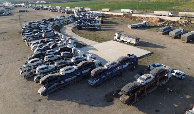 Yüzlerce ikinci el araç tırlarla Suriye'ye taşınıyor