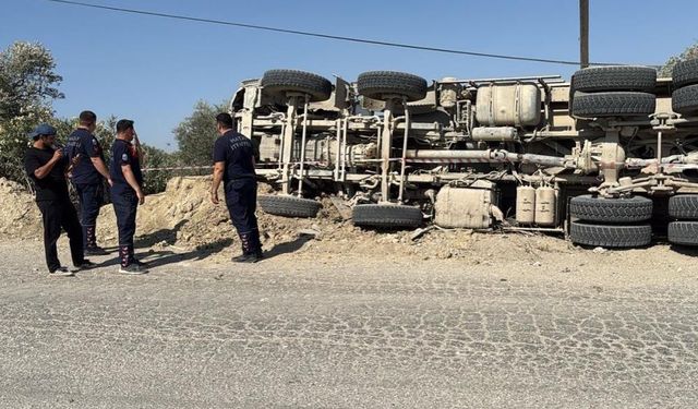 Yan yatan hafriyat kamyonunun sürücüsü yaralandı