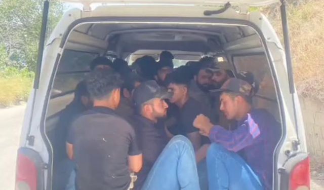 Minibüsü tıka basa göçmen dolduran şahıslar, yakayı ele verdi