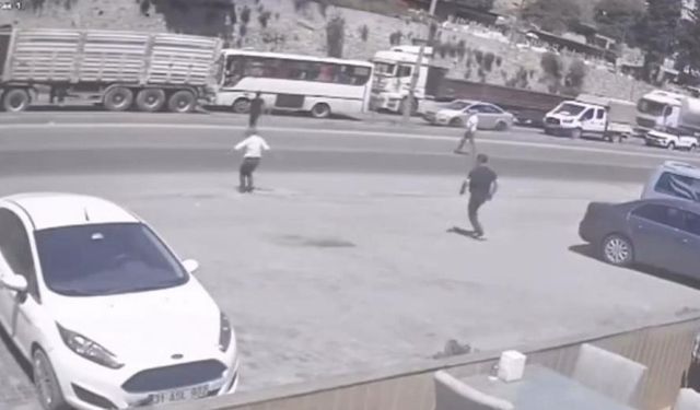 Midibüs, tırla çarpıştı: 2 yaralı