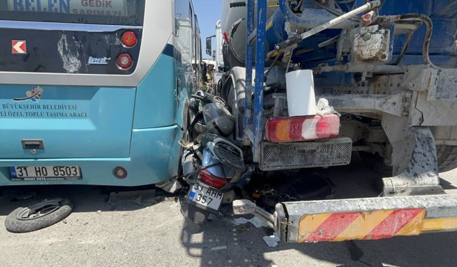 Minibüs ile beton mikseri arasında kalan motosikletli yaralandı