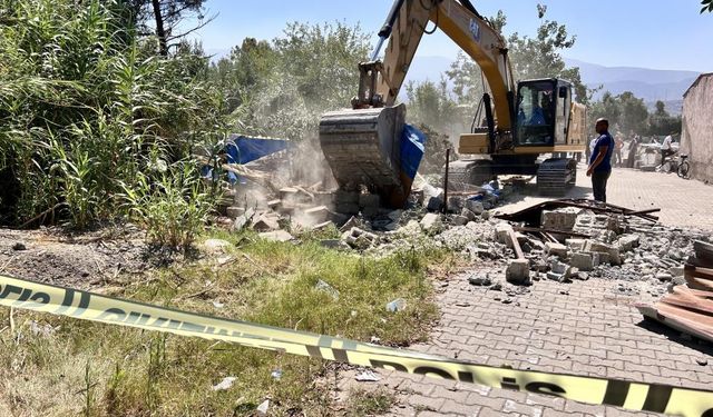 Kaçak yapı yıkımında gerginlik: 1 yaralı, 2 gözaltı