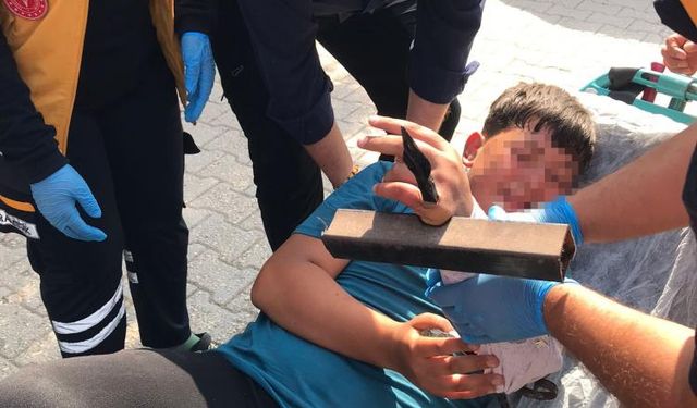 Çocuğun eline demir saplandı