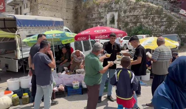 Asırlardır süren geleneği devam ettiren esnaf 5 bin kişiye aşure dağıttı