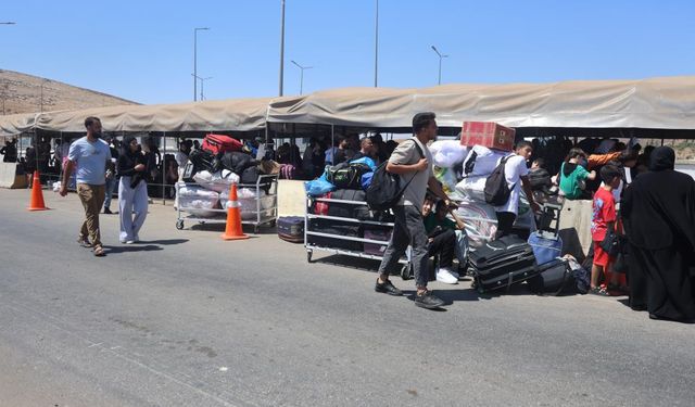 Çifte vatandaşlığı bulunan Suriyelilerin ülkelerine giriş-çıkışlarına izin verilmesiyle Civegözü'nde yoğunluk arttı