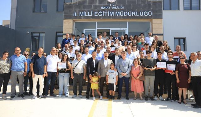 Hatay’da LGS ve YKS’de başarı elde eden öğrenciler depremzede vatandaşları gururlandırdılar