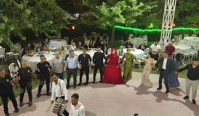 Polisler, küçük yaştayken babası vefat eden polis kızının kına gecesinde halay çekti