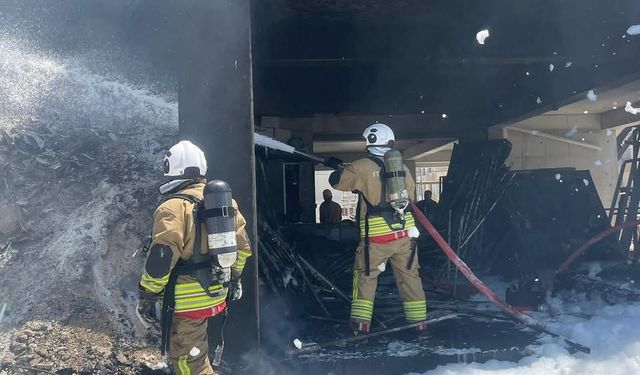 Antakya'da şantiyede çıkan yangın büyümeden söndürdü