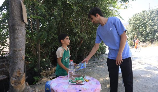 Yaşı küçük diye sanayiye alınmayan çocuk, su satarak bisiklet parasını biriktiriyor