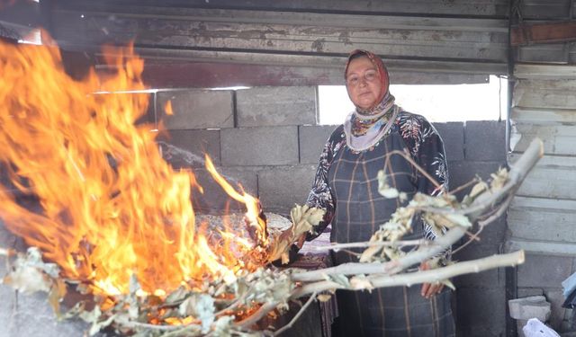Kavurucu sıcakta kadınların tandır başında zorlu mesaisi