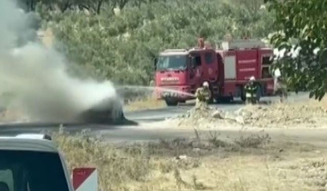 Seyir halindeki otomobil alev alev yanarak kullanılamaz hale geldi