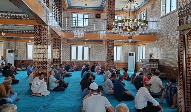 Depremde yıkılan cami dualarla yeniden ibadete açıldı