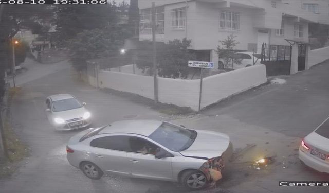 Ambulansı takip ederken kaza yapan araçtaki vatandaşın yaşadığı şok kamerada