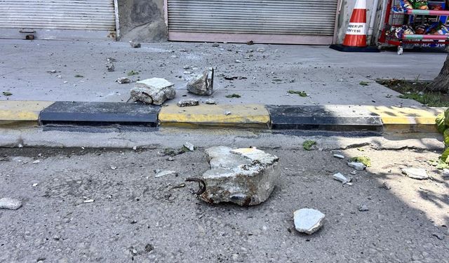 İskenderun'da binadan kopan taş parçaları korkuttu
