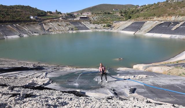 Kuraklığın vurduğu göleti, ürettiği çözümle suya kavuşturdu
