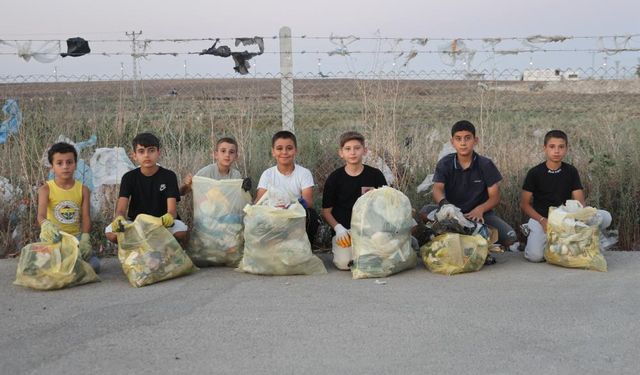 Her gün arkadaşlarıyla birlikte temiz çevre için çöp topluyor