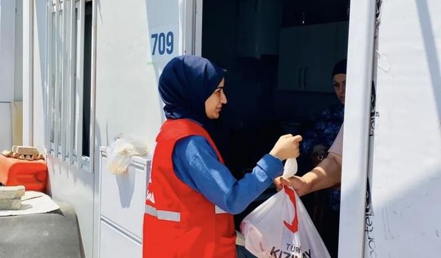 Kızılay, ihtiyaç sahibi ailelere adak eti dağıtımı gerçekleştirdi