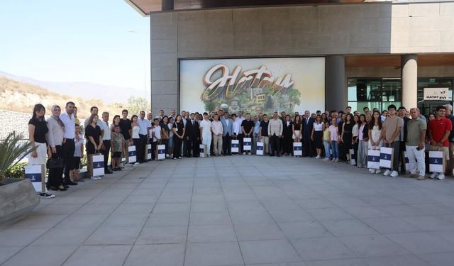 Hatay Büyükşehir Belediyesi, dereceye giren öğrencilere bilgisayar ve eğitim desteği