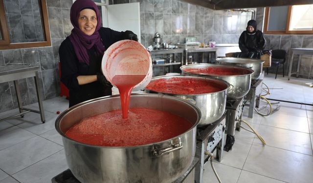 Afetzede kadınların ürettiği domates salçası aile ekonomisine katkı sağlıyor