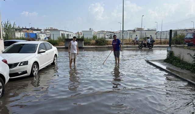 Hatay'da sağanak yağış yolları göle çevirdi