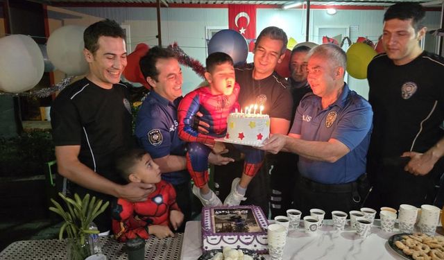 Polis ekipleri, DMD kas hastası çocuğa doğum günü sürprizi yaparak yürekleri ısıttı