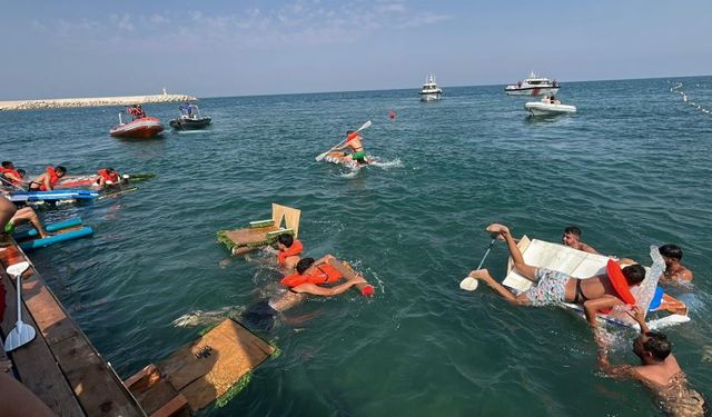 Öğrenciler atık malzemelerden yaptıkları teknelerle yarıştılar