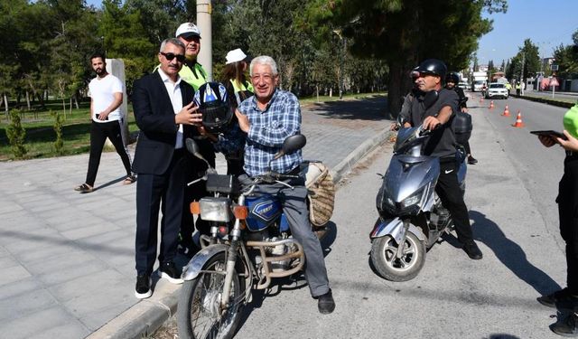 Polis ekipleri, motosiklet sürücülerine kask dağıttı