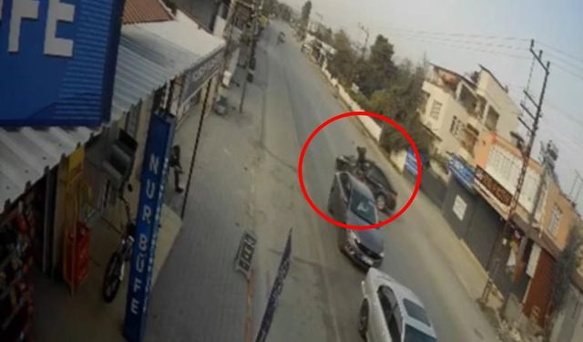 Motosiklet, otomobile ok gibi saplandı