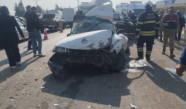 Tır, ışıkta bekleyen 5 aracı biçti