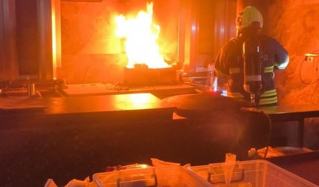 Dönercide kızartma makinesi alevlere teslim oldu