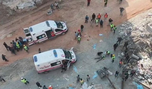 2 işçi 25 metreden yere çakıldı