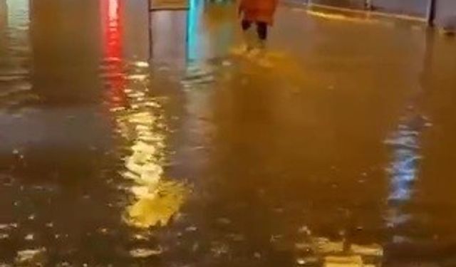 Hatay'da sağanak yağış caddeleri göle çevirdi